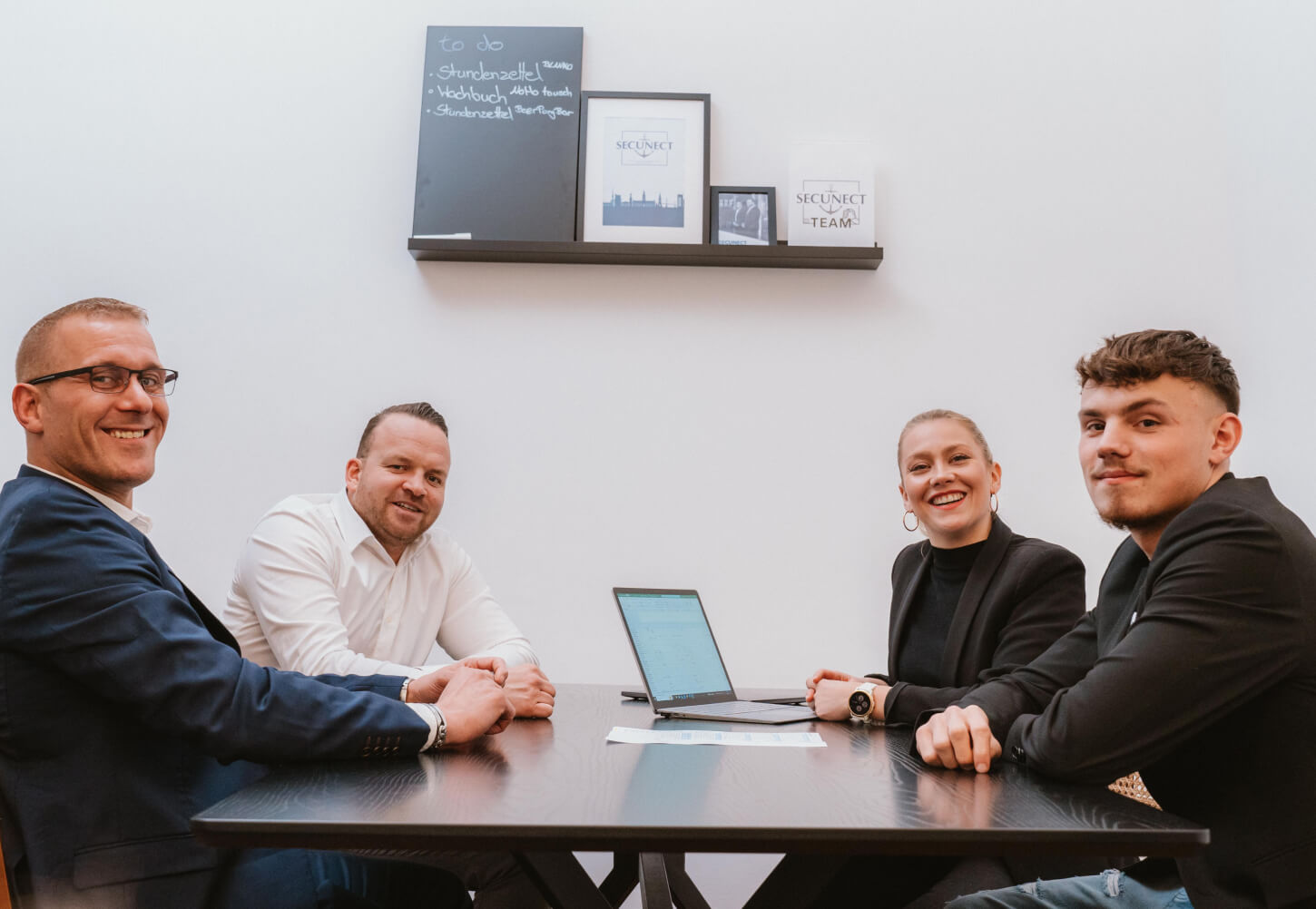 Das Team der SECUNECT GmbH am Besprechungstisch im Hamburger Büro